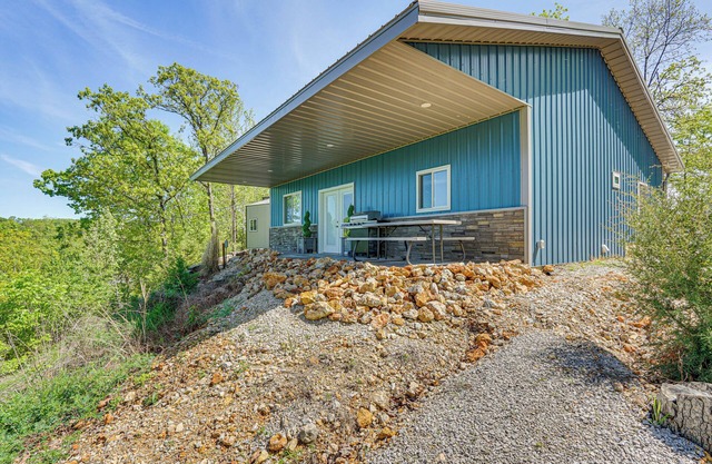 Grill & Fire Pit: ‘Blue Cabin’ Ozarks Getaway!