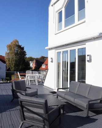 Große Penthouse Ferienwohnung mit Meerblick, Sonnenterrasse & Luxusbad von "Momentic"
