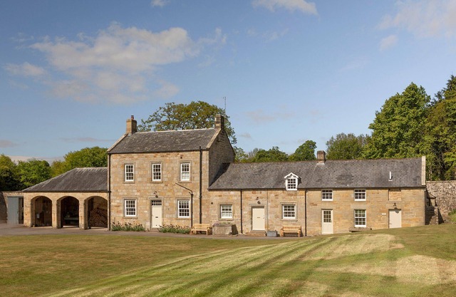 GROOMS COTTAGE - An elegant dog friendly escape for two in the grounds of Netherwitton Hall, a histo