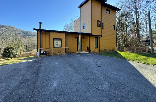 Groovy Palace w/ Hot Tub, Sauna, & Spectacular Mountain Views!!!