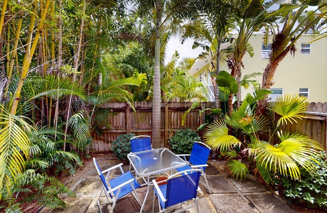 Ground-floor apt near downtown & beach with patio, streaming, W/D, central AC