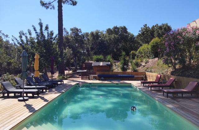 Ground floor heated swimming pool 10 MN from the beaches and river