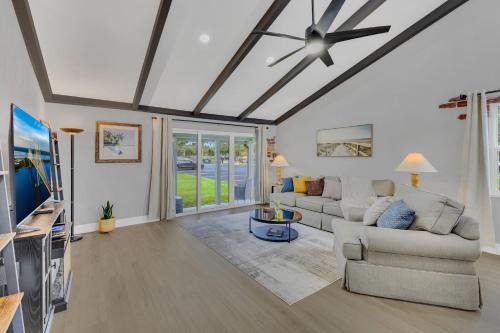 Ground Level and End Condo Unit - Quiet 2 Bedrooms and 1 Bath