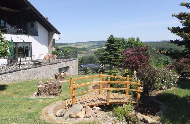 Ground level holiday apartment w/far view, idyllic location on town's edge