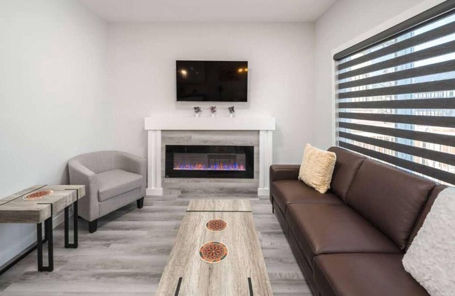 Group Stay By DT | 6BR Duplex + Banff Pass & Wine, Parking, & Netflix!