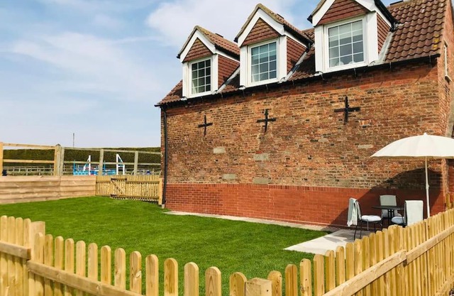 Grove Farm Old Granary, 1st floor Loft Apartment, Includes Continental Breakfast