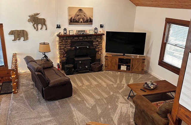 Guest Favorite in the heart of Shaver Lake! Remodeled w-AC~Boat Parking~Spacious