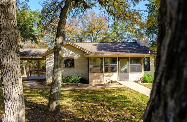 Guest house nestled amongst 100 year old oaks with fun farm animals!