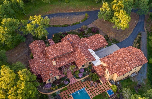 Guest house on a working vineyard, close to wineries, hikes, rivers and lakes!