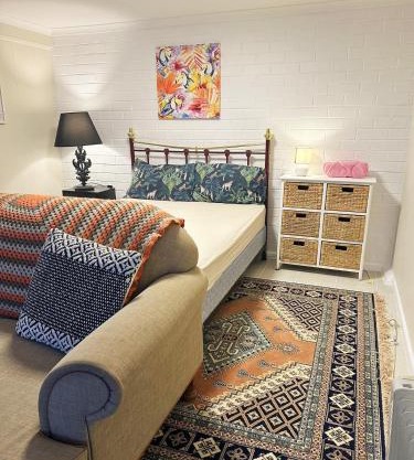 Guest suite-2 beds,private entry, bathroom & laundry