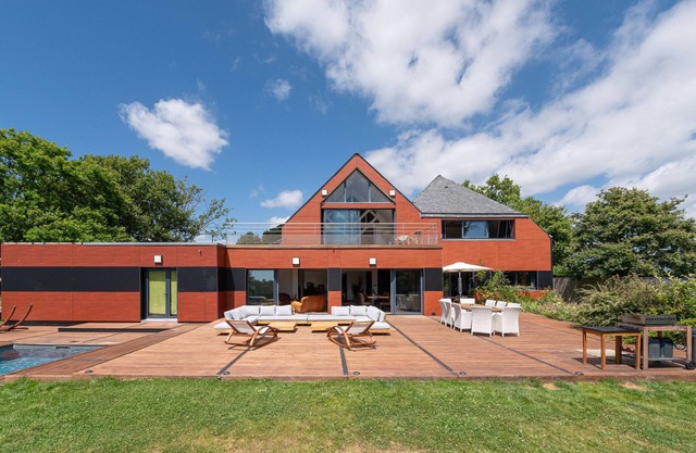 Guesthouse 'Chambre D'hôtes - Ty Castel' with shared pool, shared garden and Wi-Fi