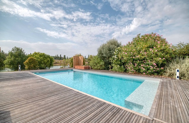 Guesthouse 'Domaine En Castanet' with Shared Pool, Private Garden and Wi-Fi
