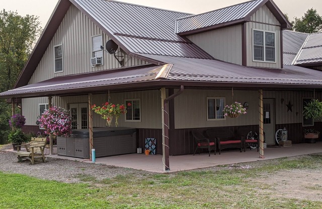 Guesthouse with fresh country air, beautiful views. 25 minutes from Eau Claire.
