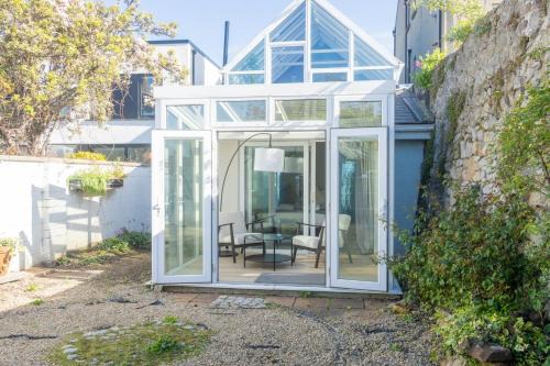 GuestReady - Modernised cottage in Monkstown