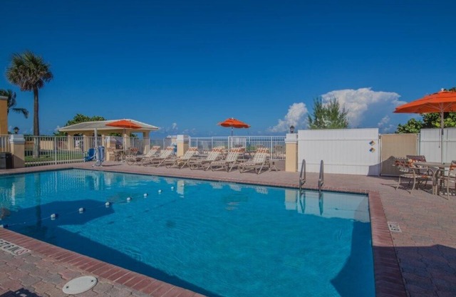 Gulfstream Manor - Spacious 1 Bedroom