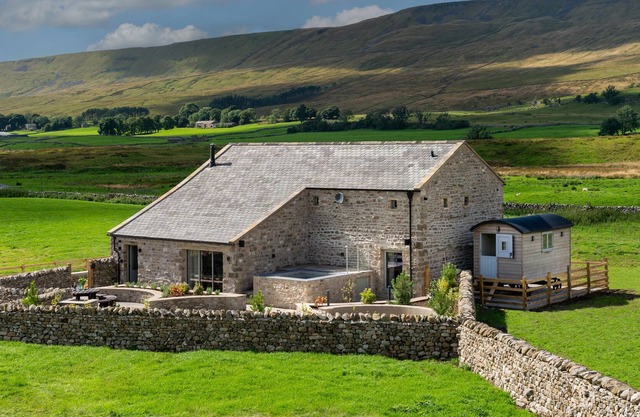 GUNNER LODGE, luxury holiday cottage, with hot tub in Chapel-Le-Dale
