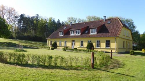 Gut-Rattelvitz-Parterre-C-hochwertig-Sauna-Kamin-eTankstelle-Spielscheune-15-000qm-Parkland