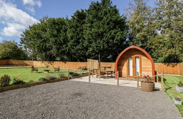 HALMORE POD, romantic, with hot tub in Berkeley