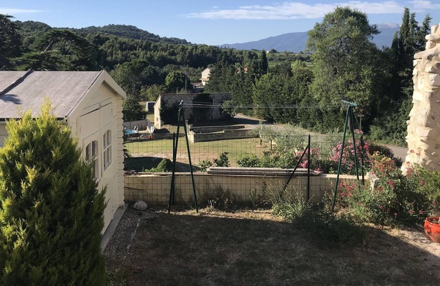 Hamlet house with garden overlooking the Ventoux