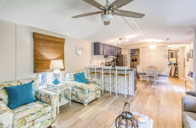 Hampstead Getaway - 5 Miles to Beaches!