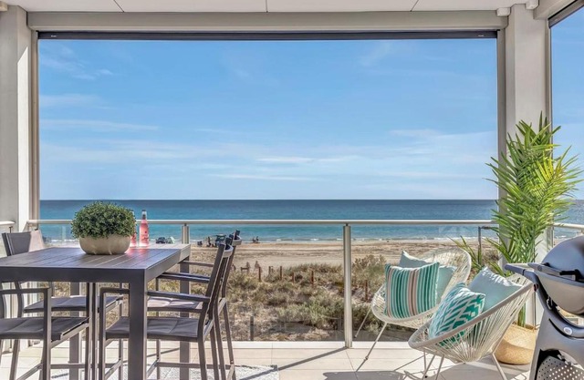 Hamptons-inspired Waterfront Living on Moana Beach