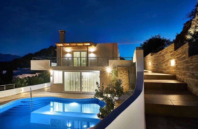 Hannah Villa Stalos: spacious, quiet villa w/sea and mountain view