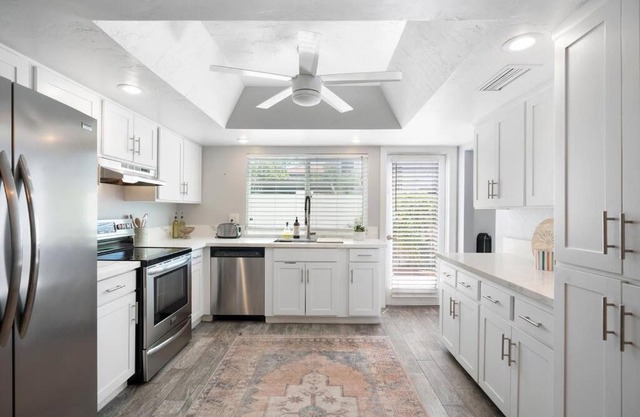 Happy 3BR Abode: sun, pool & patio