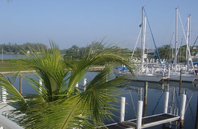 Harborfront Condo,Only 26.watch boat activity from the lanai. Harborfront pool.