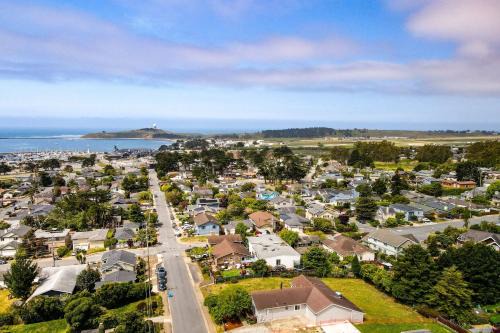 Harborlight House Coastal Comfort with Filtered Ocean Views walk to Harbor