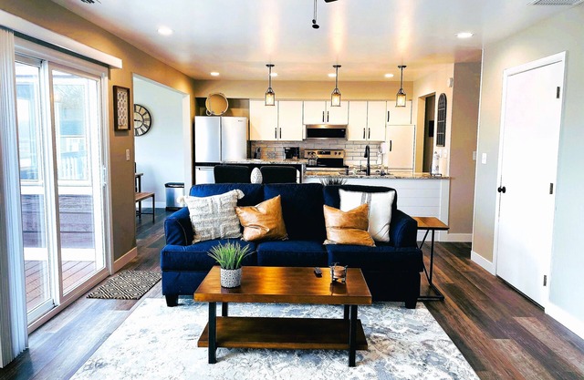 Harborview 3-6-8 on Main