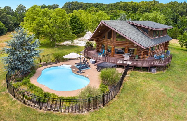 Hardwood Chalet-Pool, Hot tub, fireplace