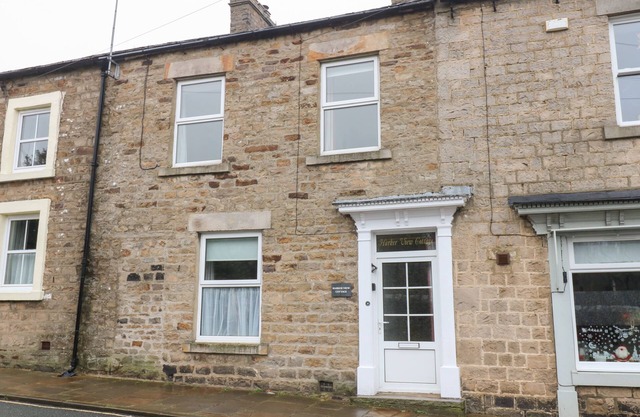 HARKER VIEW COTTAGE, pet friendly, character holiday cottage in Reeth