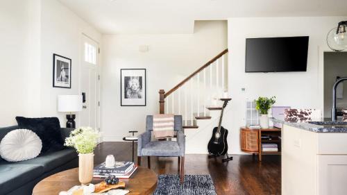 Hart Suite Buyout 2 by AvantStay Two Nashville Town Houses w Stunning Amenities Design