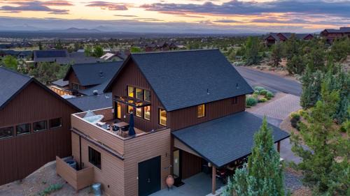 Hat Rock Loop by AvantStay Secluded Powell Butte Escape w Hot Tub Views