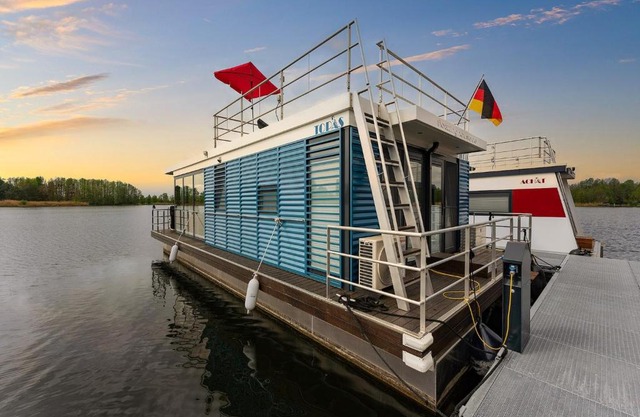 Havel Houseboat Serenity