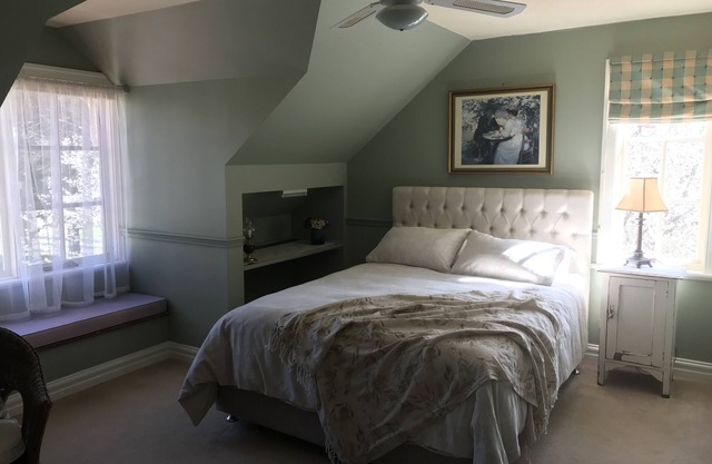 Hawk's Nest Bed & Breakfast : Elaine offers 3 Queensize bedrooms/ensuite .