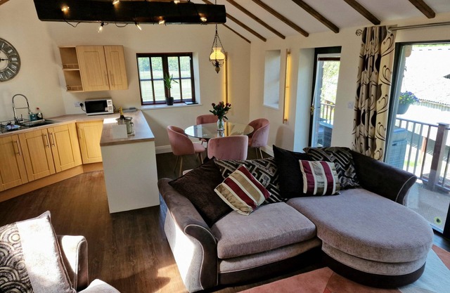 Hayloft Cottage, Romantic pet Friendly Cottage Near Lake District National Park