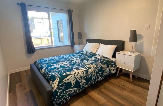 Heart of Downtown - Cottage Home - 10 min walk to the beach - Pet Friendly