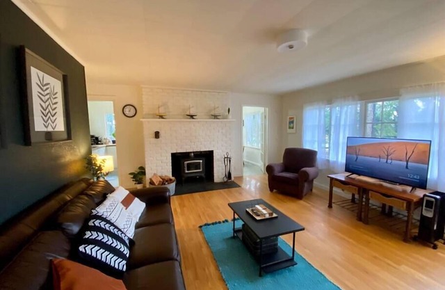 HEART OF EASTSOUND - ENTIRE HOME, IN TOWN