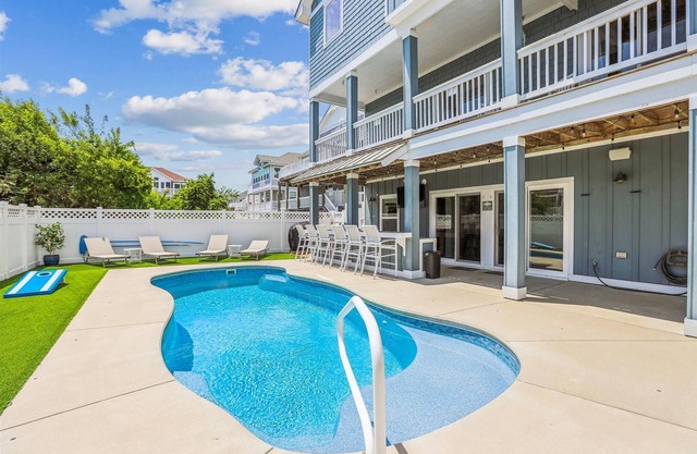 Heated Pool, Elevator, Pool Table, 250 ft to beach!