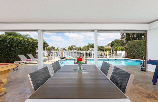Heated pool, minutes from the beach!