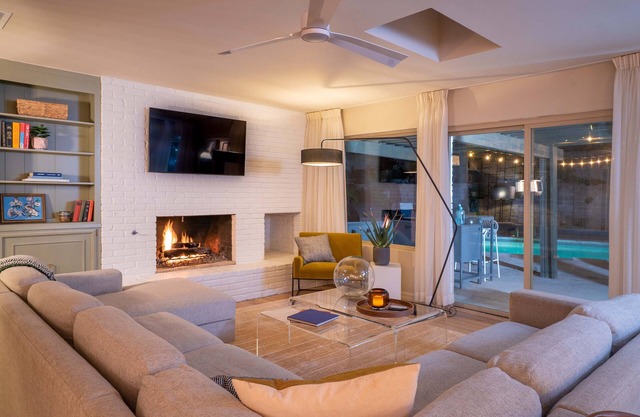 Heated pool open year round, Sleeps 14, 5 Bedroom/9 beds, Hot Tub, BBQ, BB court