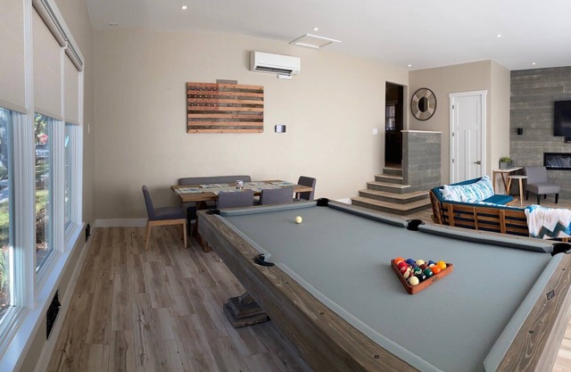 Heated Pool, Outdoor Kitchen,3 blocks from the beach.