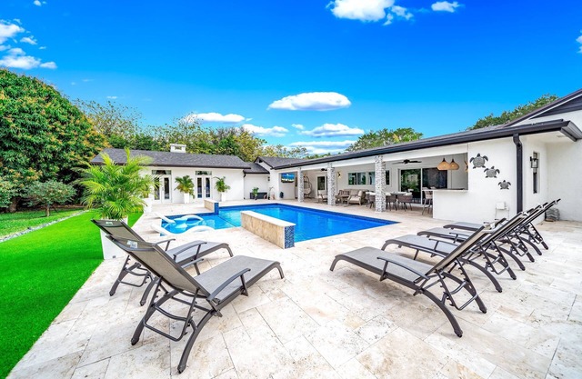 Heated Pool! Private Home+Bikes & Fire Pit!