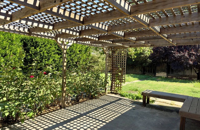 Heavenly Stay! Charming 3-bedroom house in heart of Merced with WiFi and AC