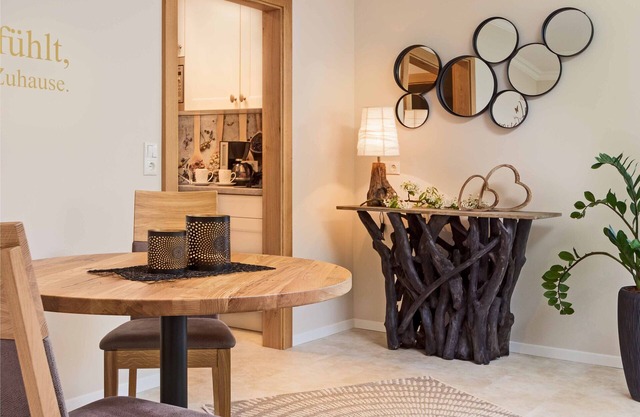 Helle, neu renovierte Suite mit hochwertigen Schreinermöbeln und zwei Balkonen