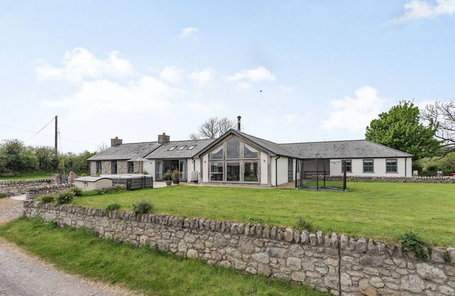 HEN HAFOD, pet friendly, character holiday cottage in Llangefni