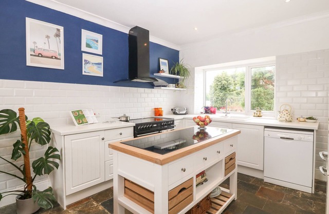 HENDY, pet friendly, with hot tub in Amlwch