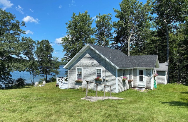 HENRY POINT - Charming Little Cottage on the Shore, Great Kayaking