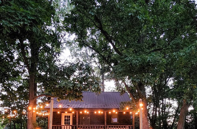 Hickory Lake Getaway- Cozy Cabin Overlooking a Private Lake